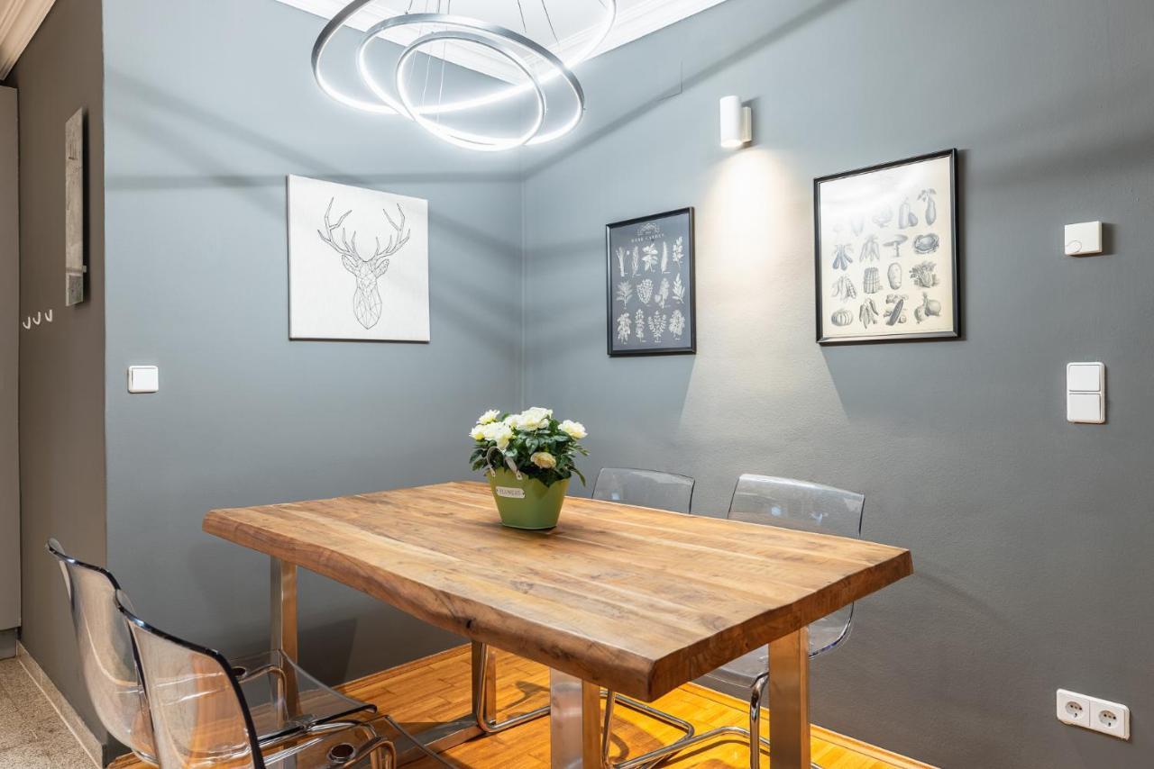 Live Centrally In A Spacious And Modern In Viena