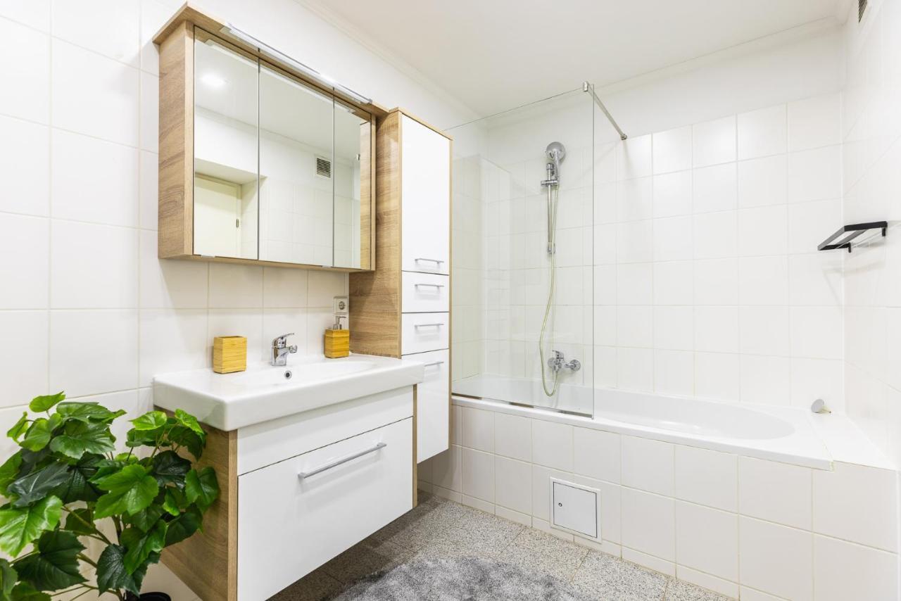 Live Centrally In A Spacious And Modern In * Viena